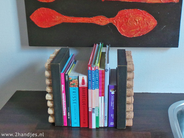 een creatief idee met kurken boekensteunen zelfmaakidee