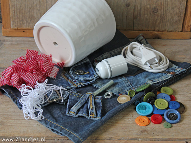 materialen om een schemerlamp te maken van een oude spijkerbroek