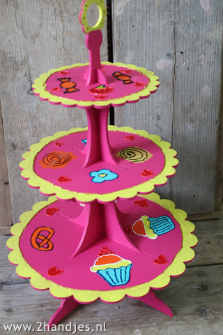  beschilderde etagere met cupcakes