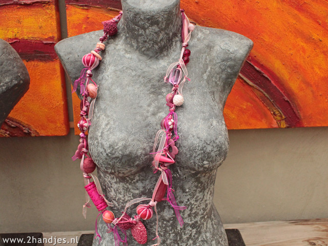 rose ketting op een torso