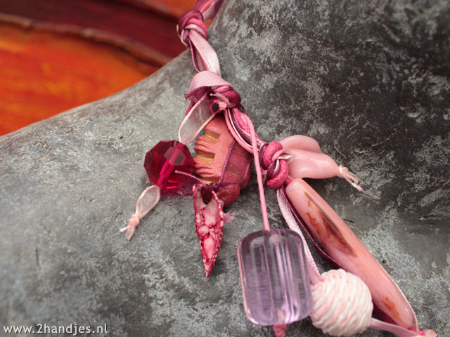 detailfoto van een zelf gemaakte rose ketting