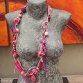rose ketting op een torso