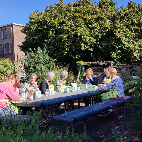 speksteen bewerken creatieve activiteit met vriendinnen speksteen bewerken creatieve activiteit met vriendinnen