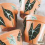 bloempotten met afbeeldingen van planten