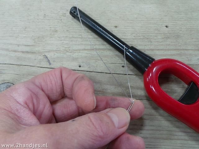 maak een handige naald van gecoat staaldraad