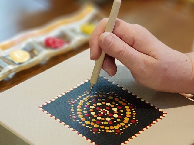 dot painting op een steen